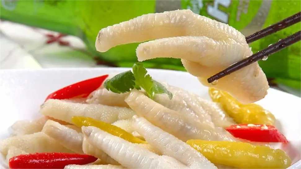 泡椒鳳爪塑料保鮮盒包裝機(jī)：鎖住美味，保鮮每一刻